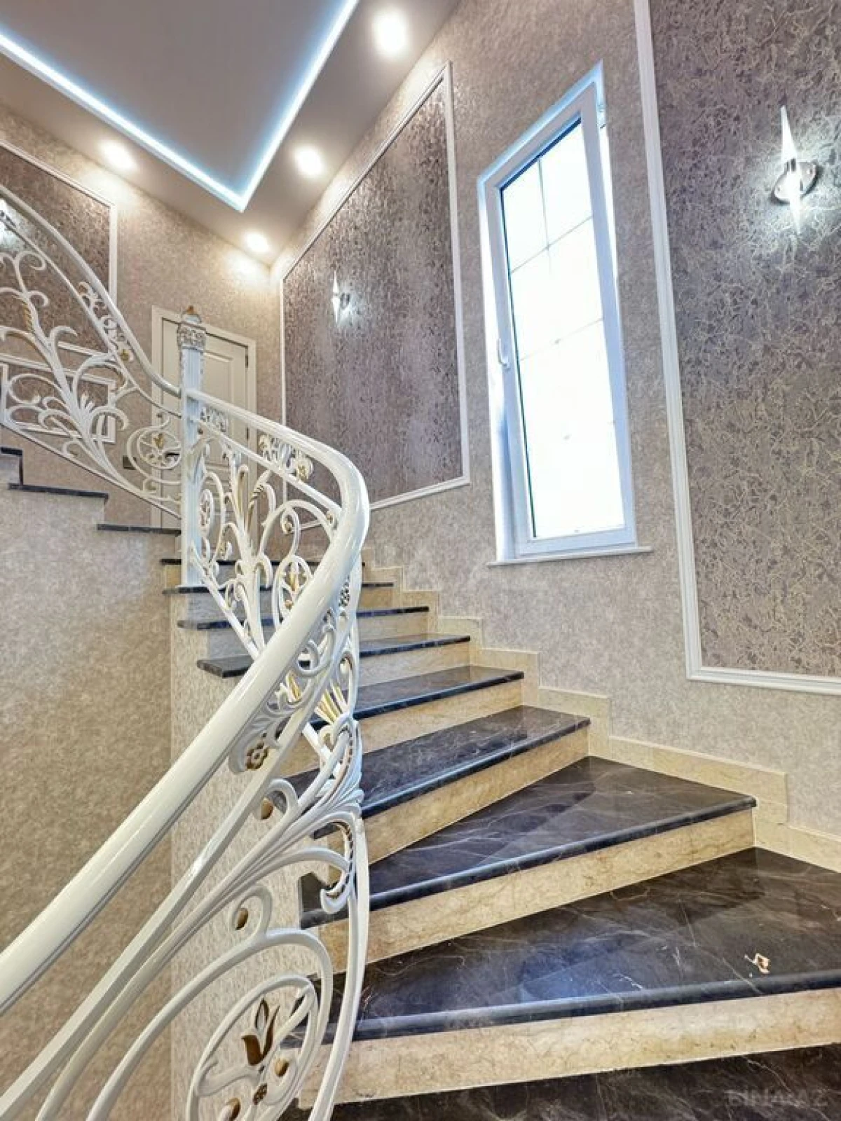 Satılır 6 otaqlı həyət evi 450 m²