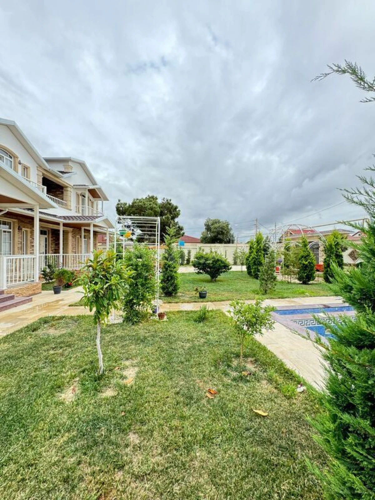 Satılır 6 otaqlı həyət evi 450 m²