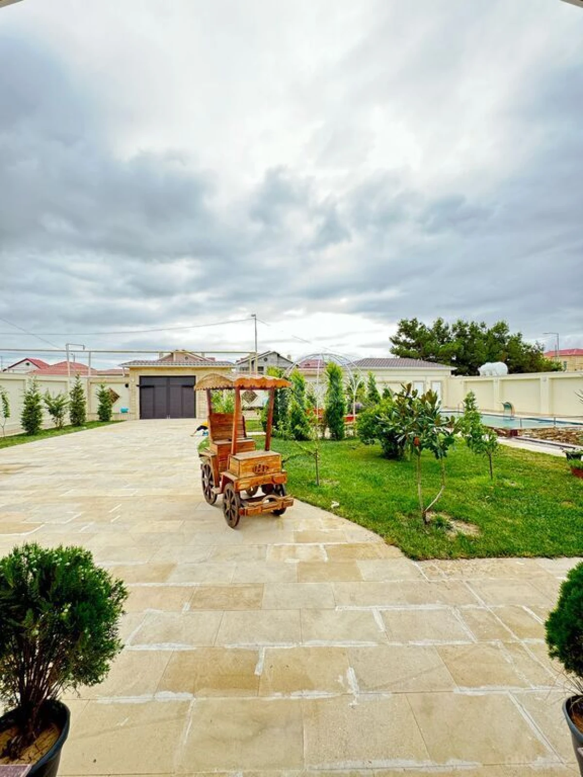 Satılır 6 otaqlı həyət evi 450 m²