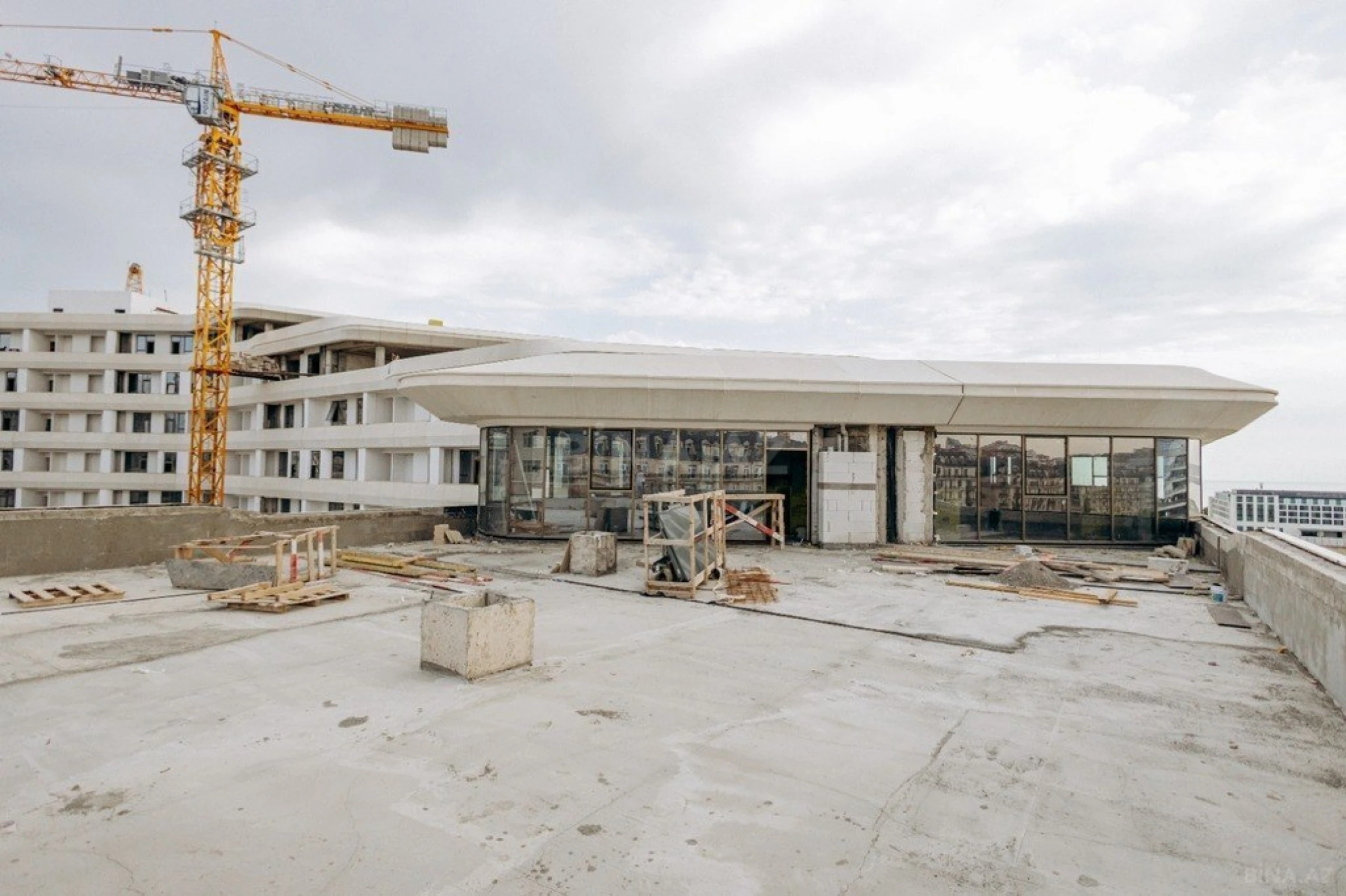 Satılır 5 otaqlı mənzil 890 m²