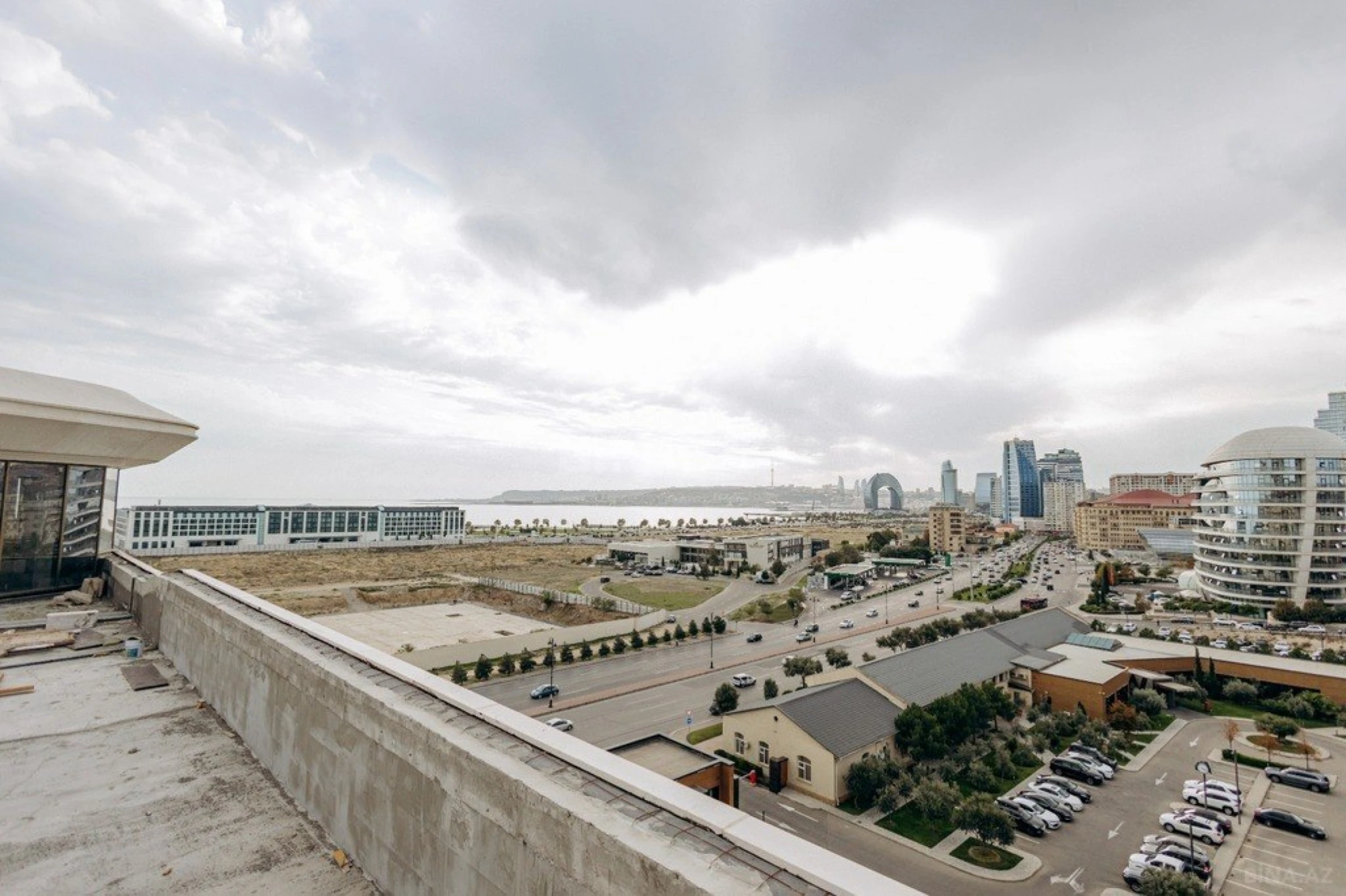 Satılır 5 otaqlı mənzil 890 m²