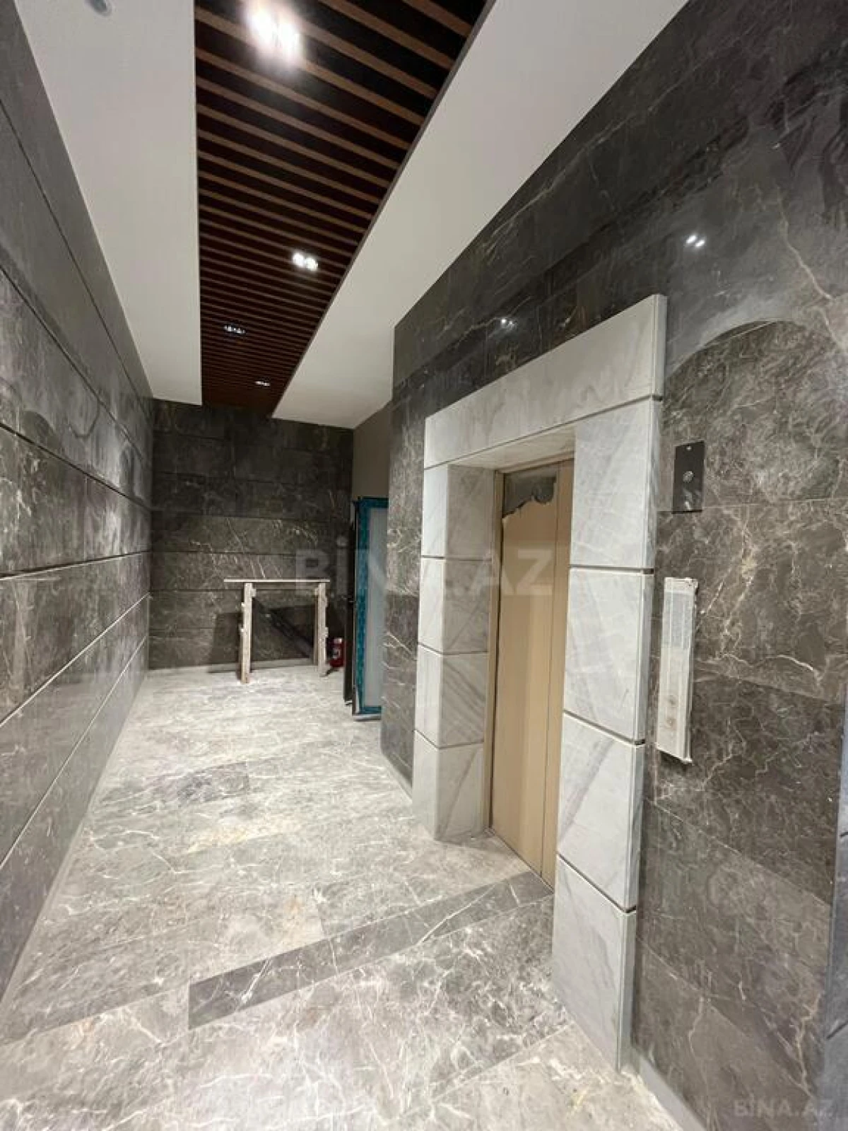 Satılır 5 otaqlı mənzil 890 m²