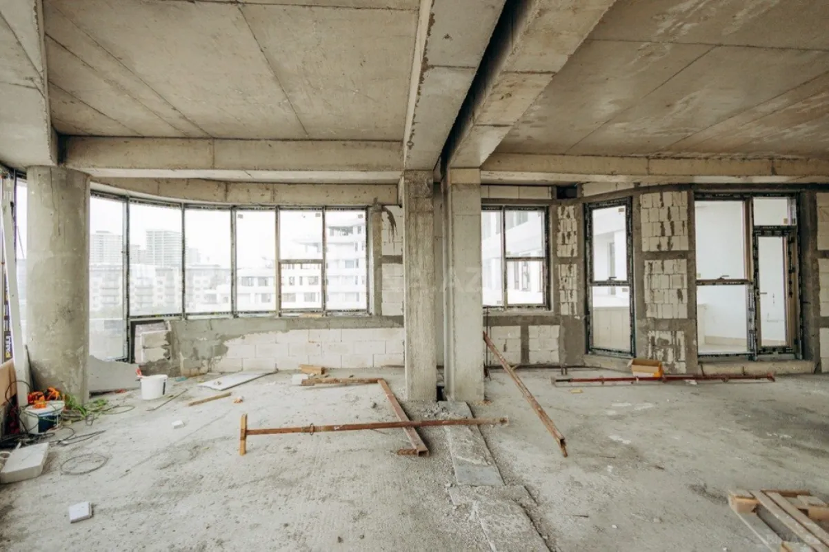 Satılır 5 otaqlı mənzil 890 m²