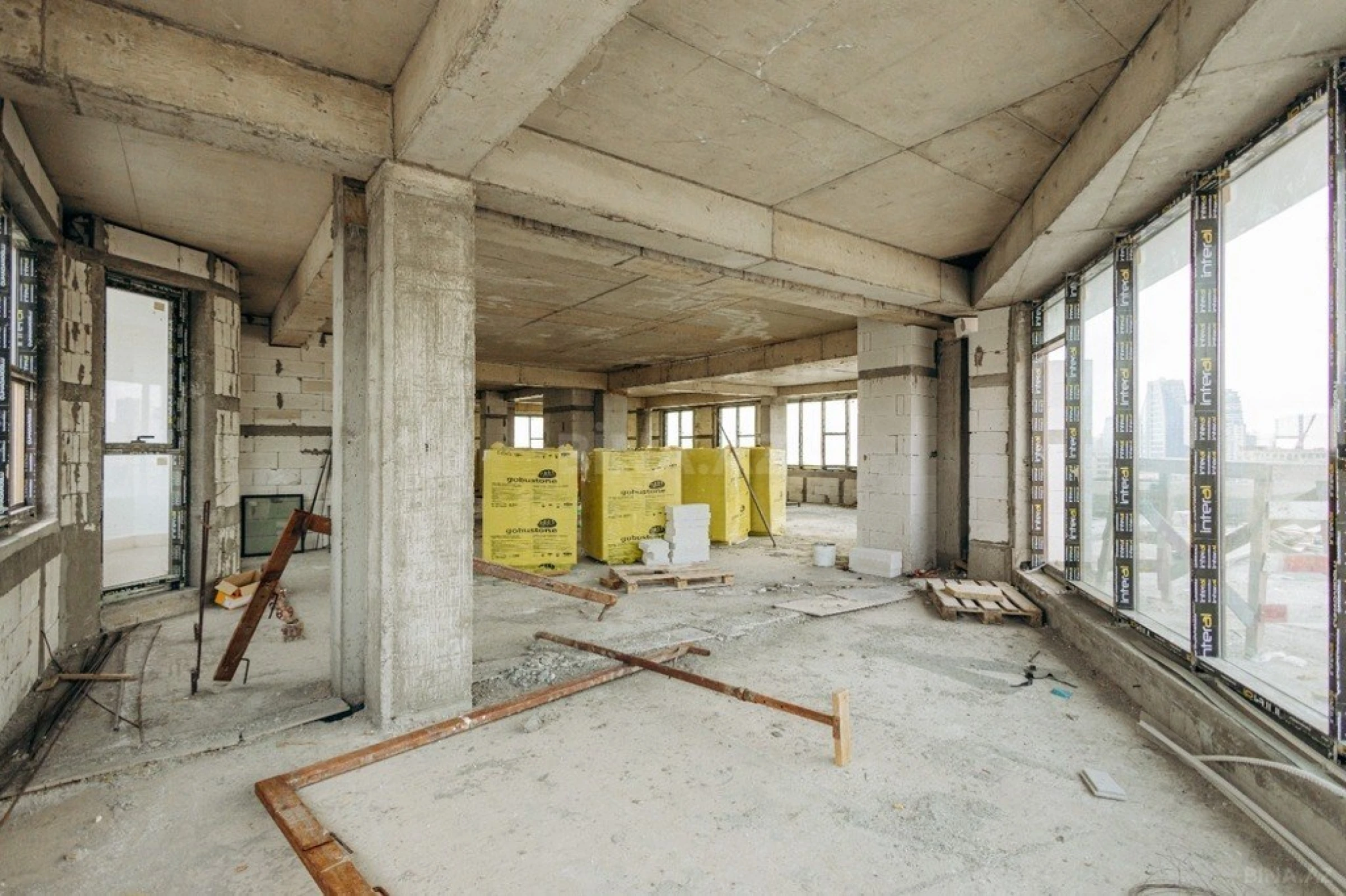 Satılır 5 otaqlı mənzil 890 m²