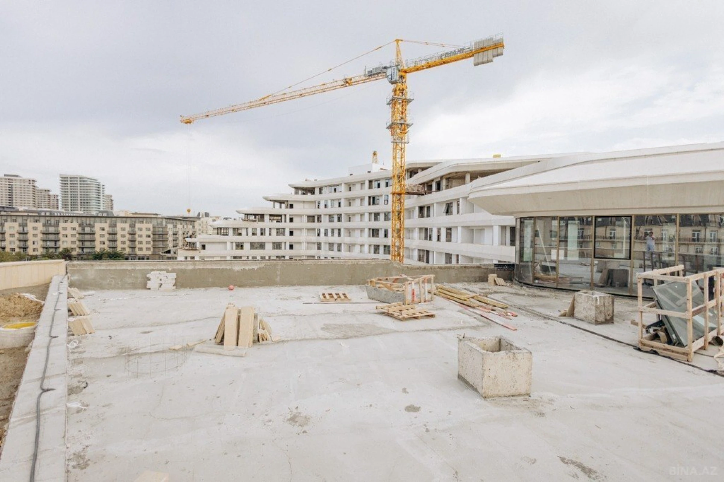 Satılır 5 otaqlı mənzil 890 m²