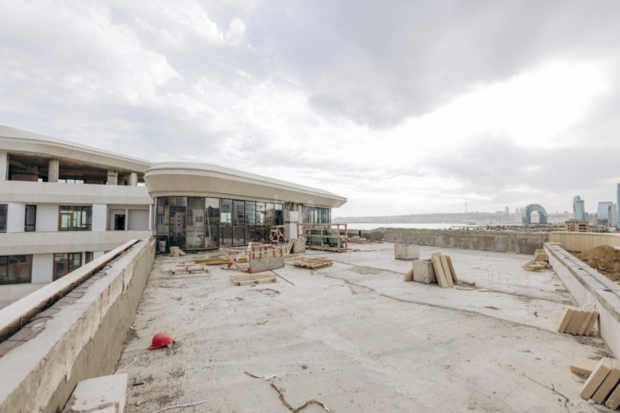 Satılır 5 otaqlı mənzil 890 m²