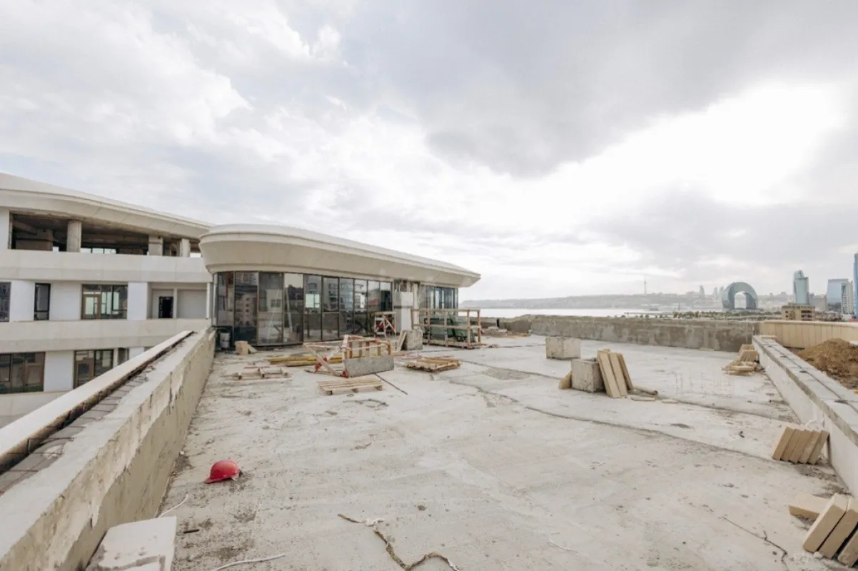 Satılır 5 otaqlı mənzil 890 m²