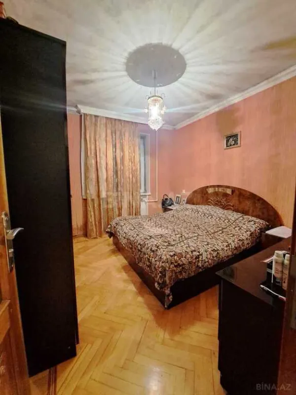 Satılır 5 otaqlı mənzil 135 m²