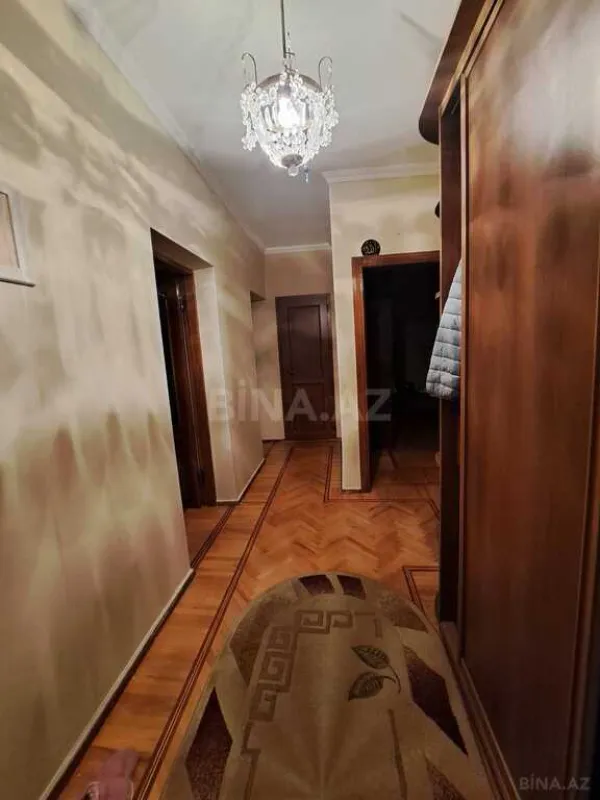 Satılır 5 otaqlı mənzil 135 m²