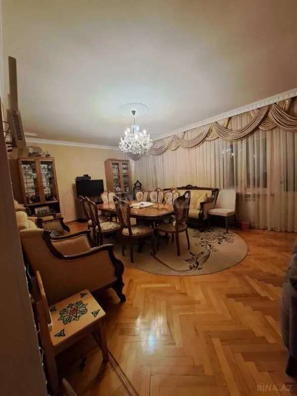 Satılır 5 otaqlı mənzil 135 m²
