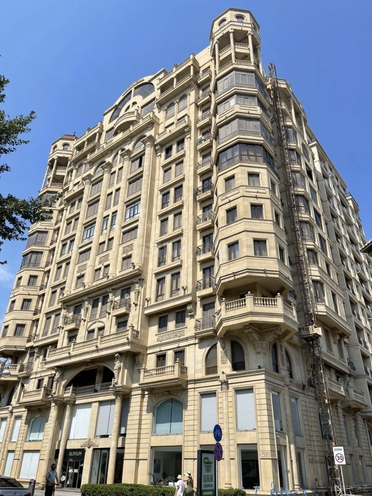 Satılır 4 otaqlı mənzil 310 m²
