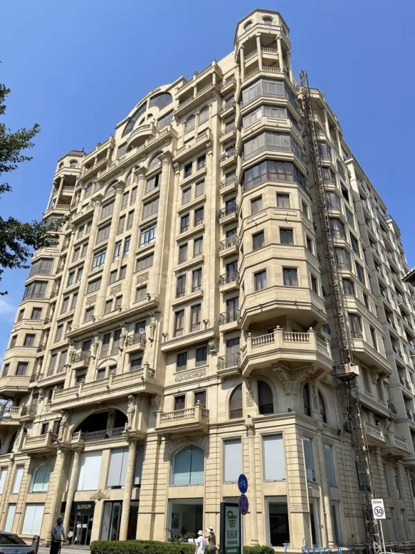 Satılır 4 otaqlı mənzil 310 m²
