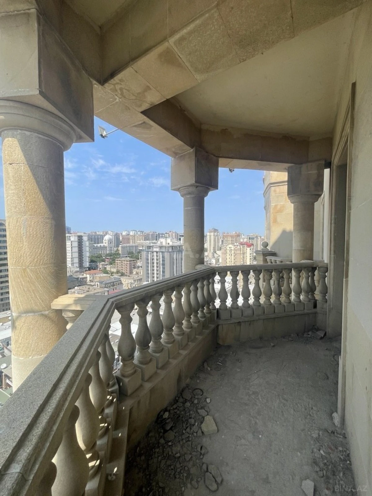 Satılır 4 otaqlı mənzil 310 m²