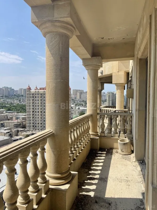 Satılır 4 otaqlı mənzil 310 m²