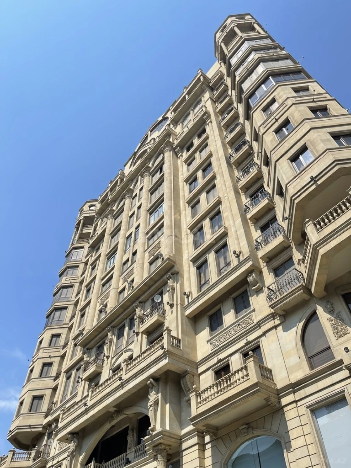 Satılır 4 otaqlı mənzil 310 m²