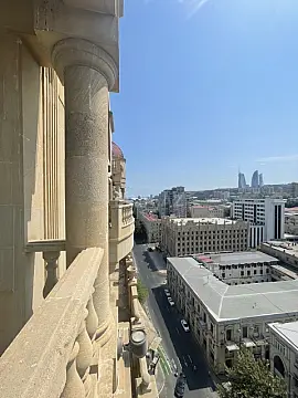 Satılır 4 otaqlı mənzil 310 m²