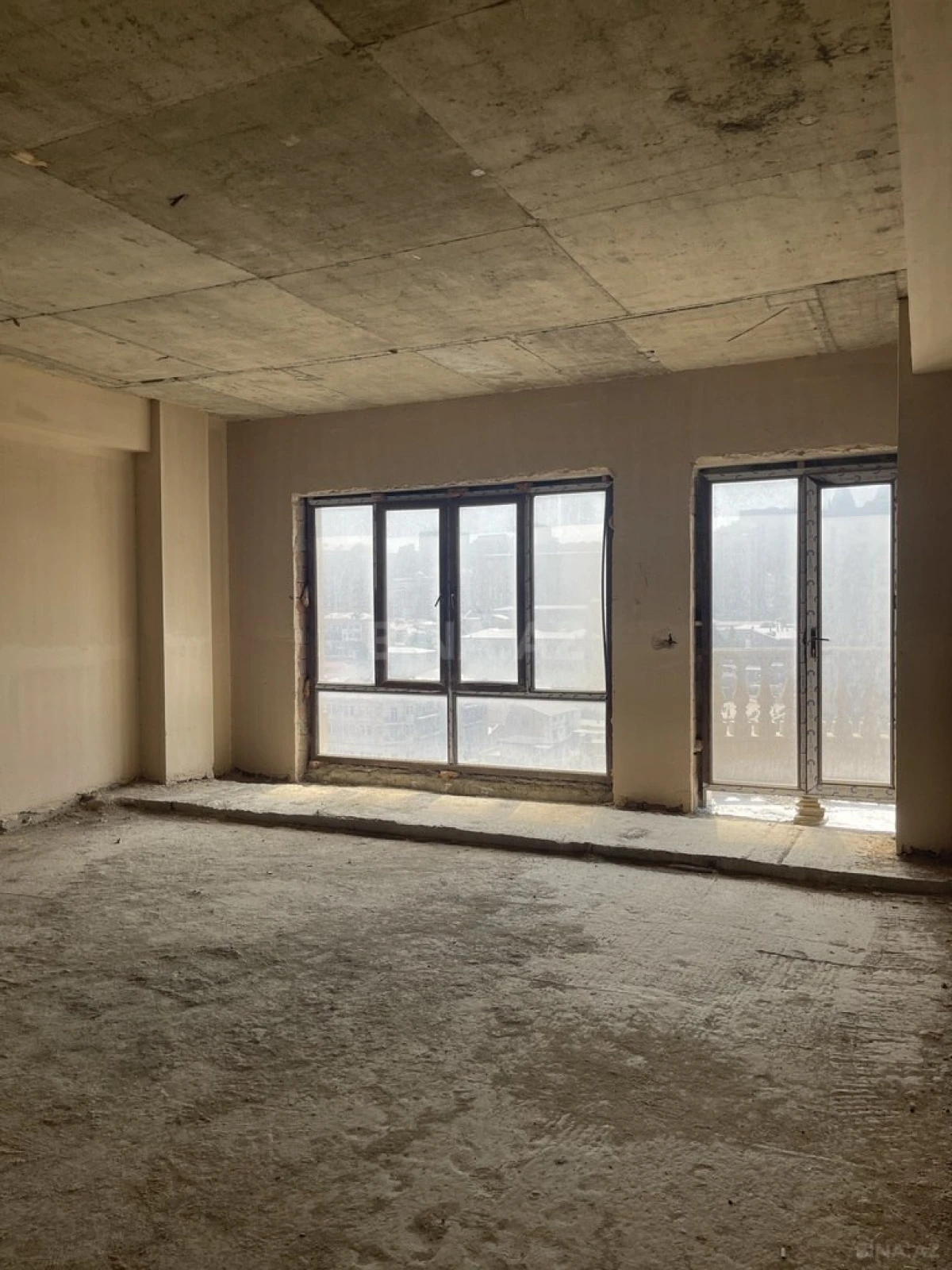 Satılır 4 otaqlı mənzil 310 m²
