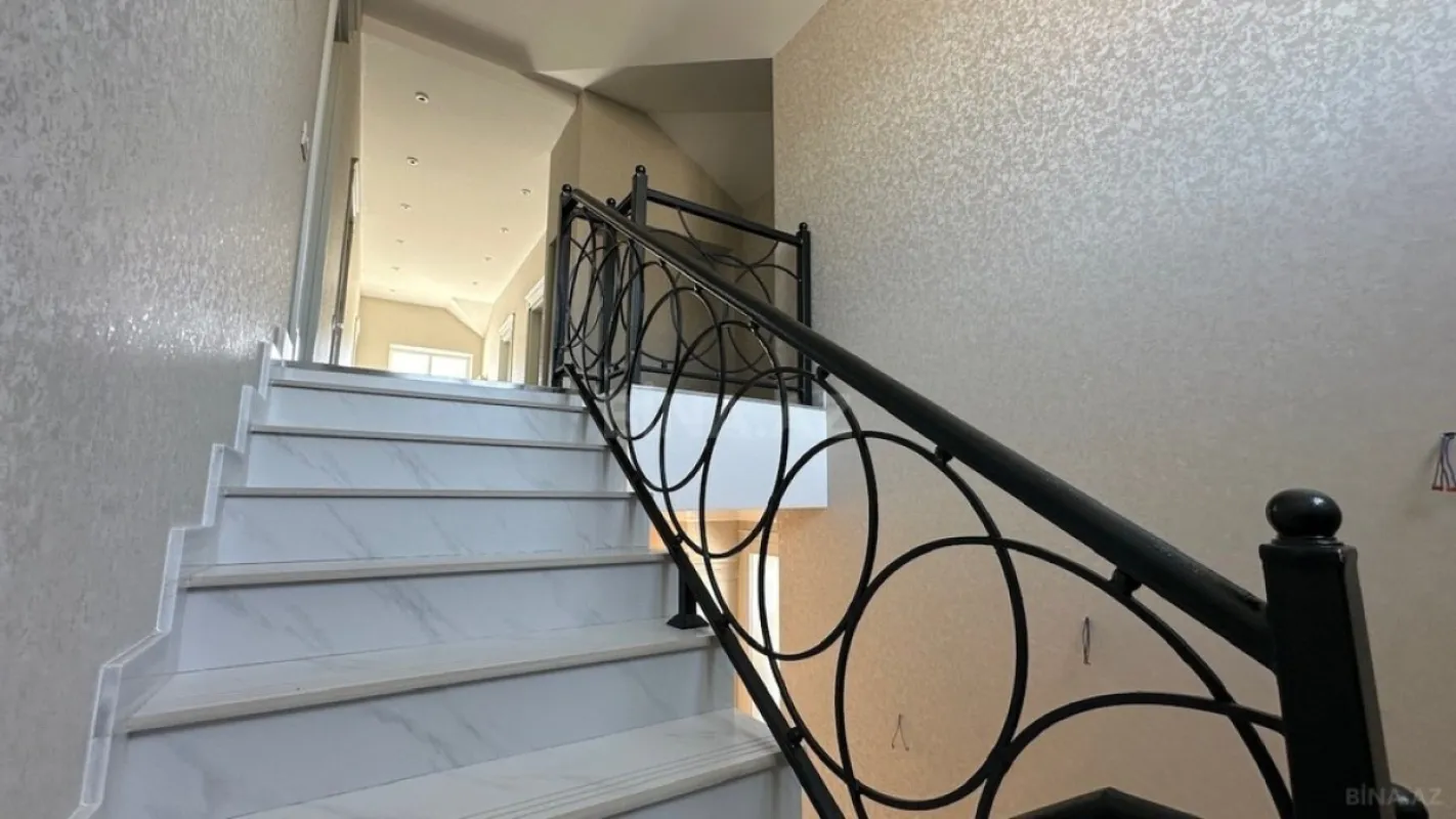 Satılır 5 otaqlı həyət evi 300 m²