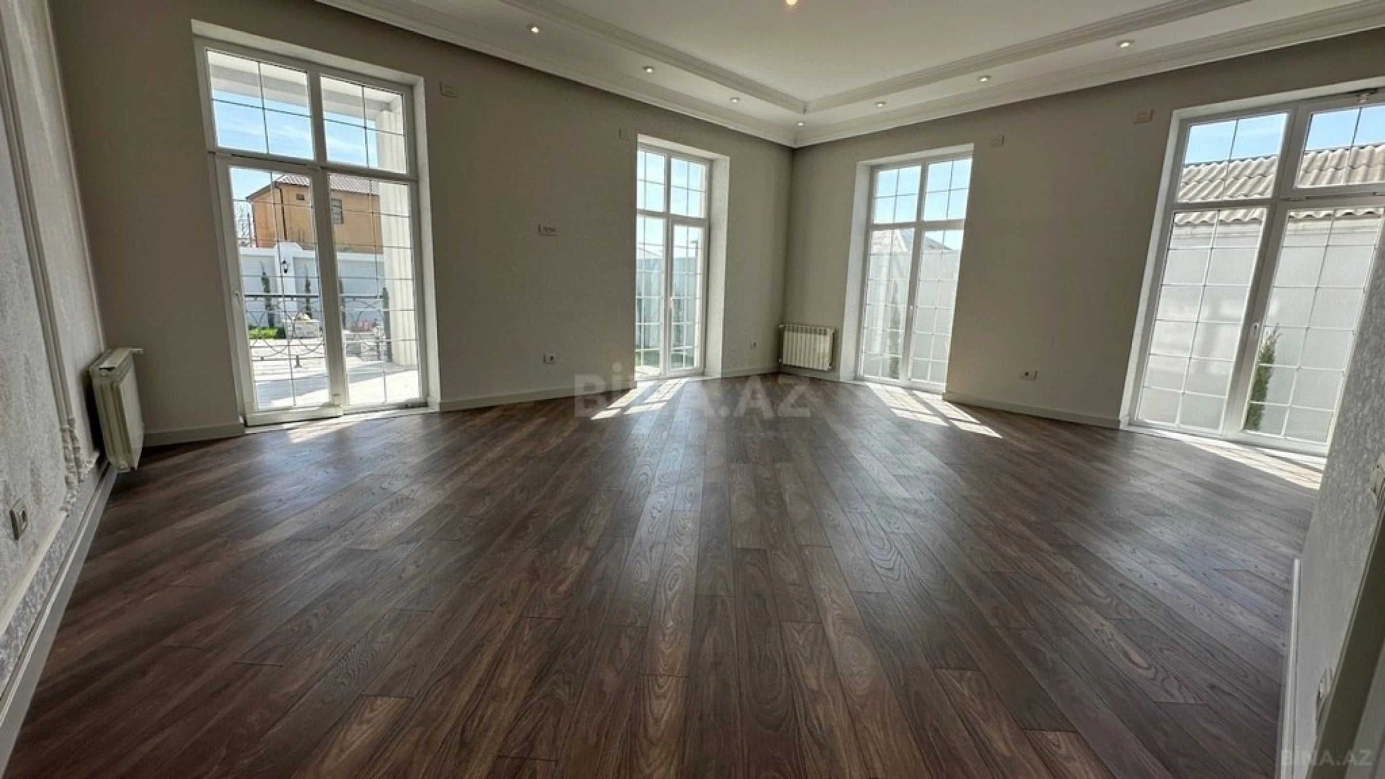 Satılır 5 otaqlı həyət evi 300 m²