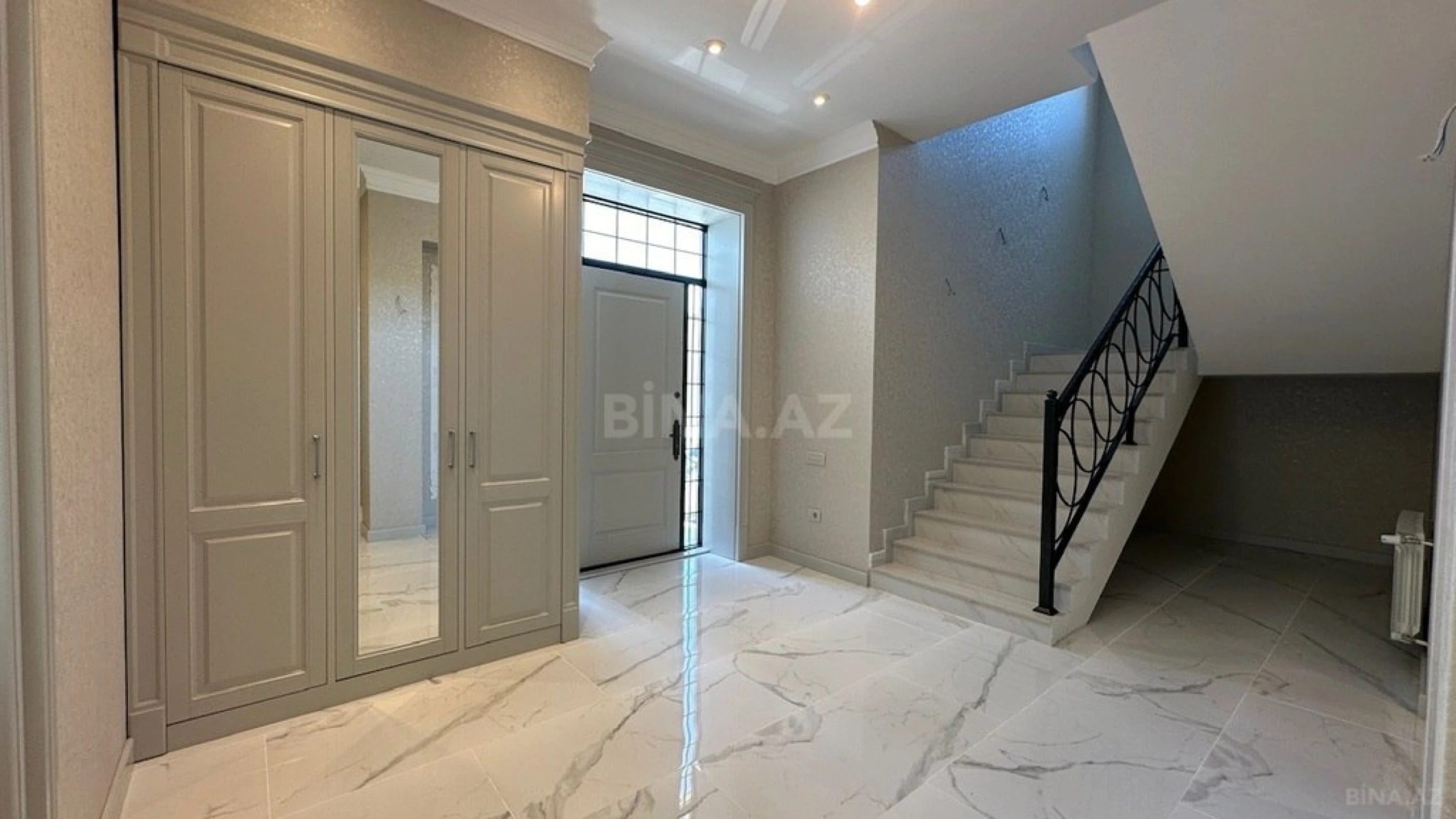 Satılır 5 otaqlı həyət evi 300 m²