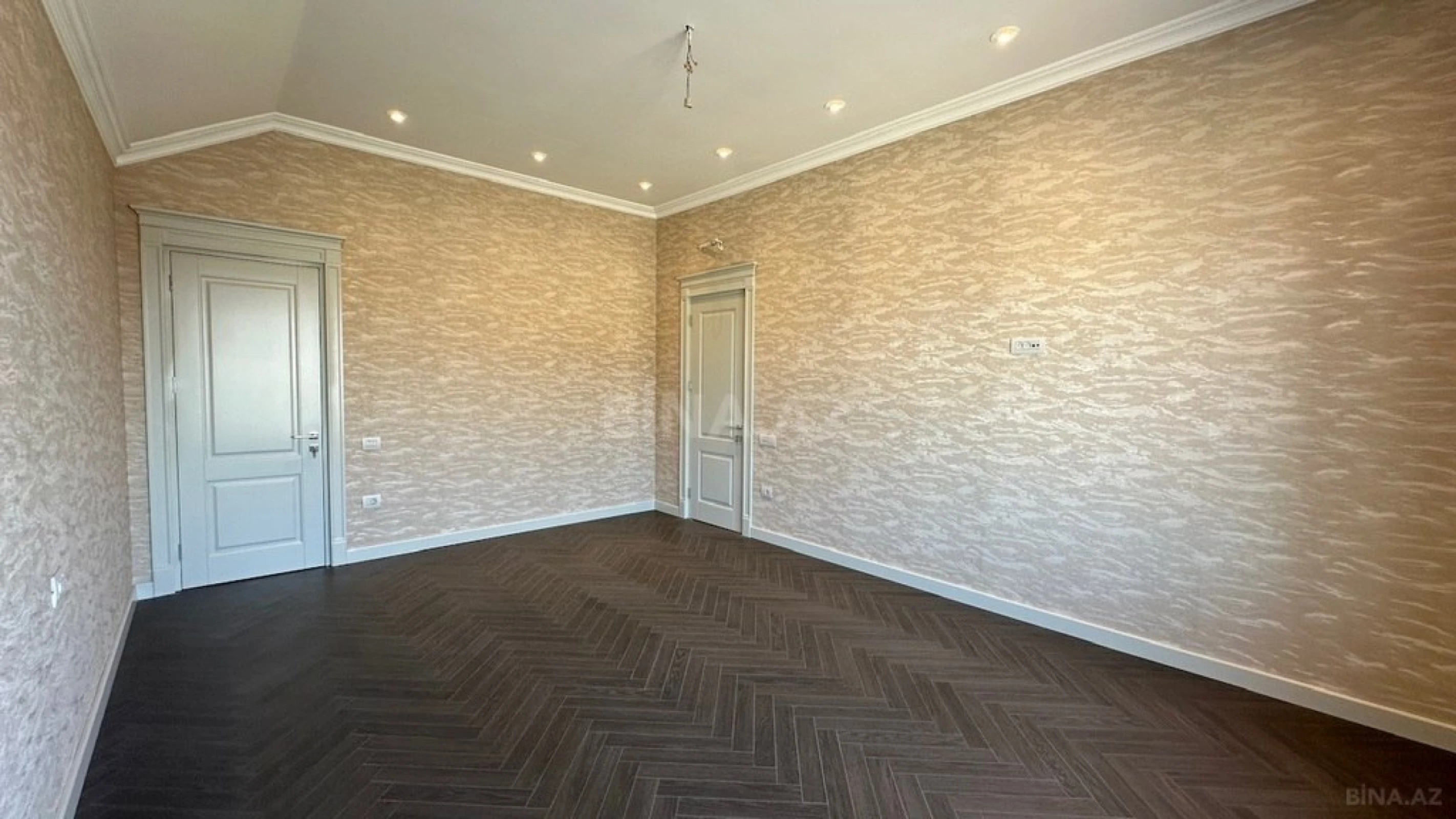 Satılır 5 otaqlı həyət evi 300 m²