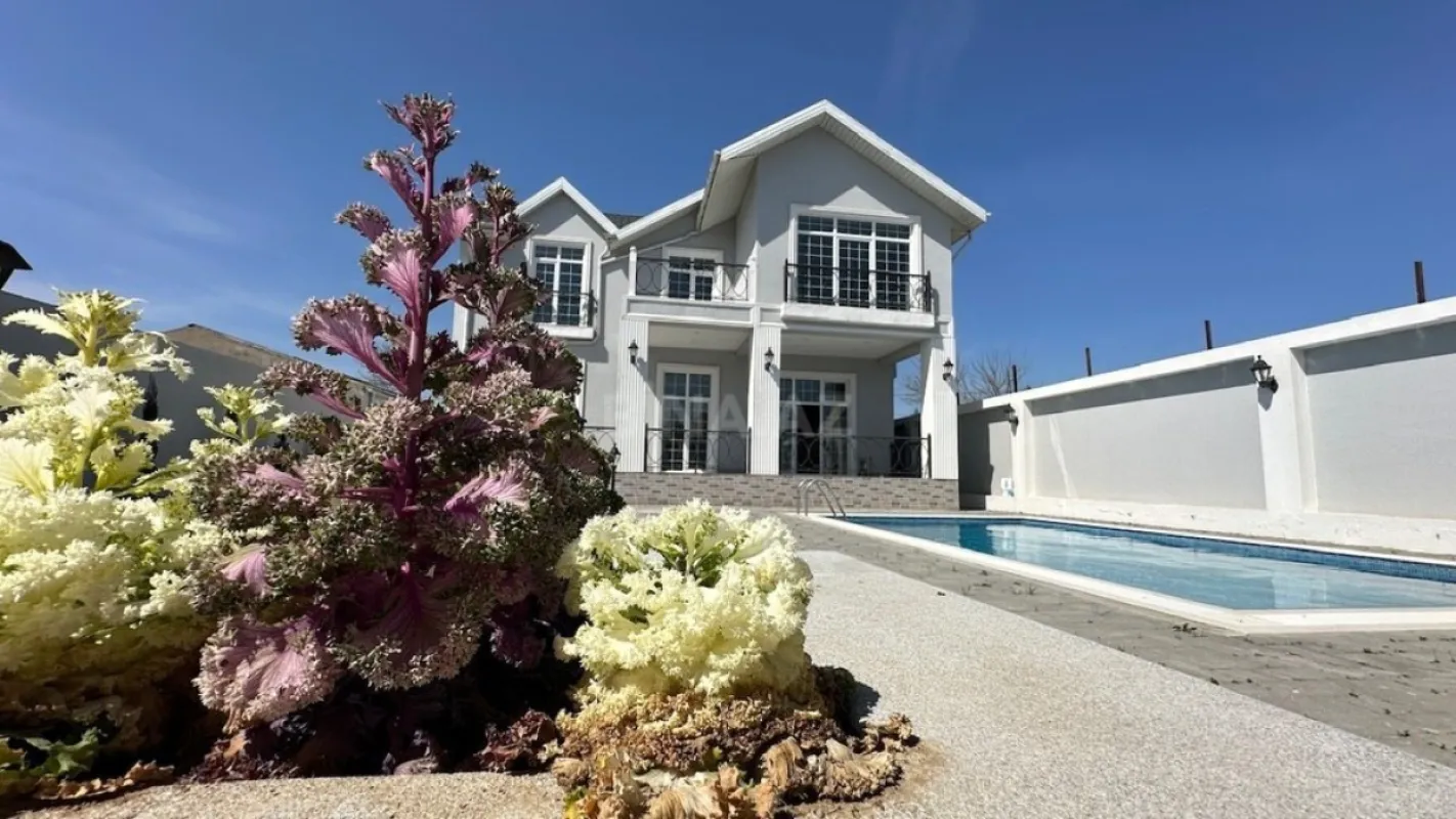 Satılır 5 otaqlı həyət evi 300 m²