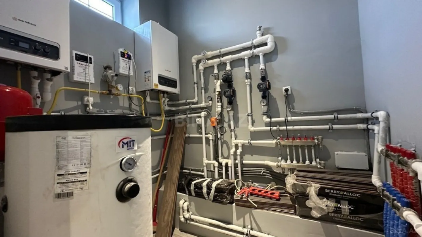 Satılır 5 otaqlı həyət evi 300 m²