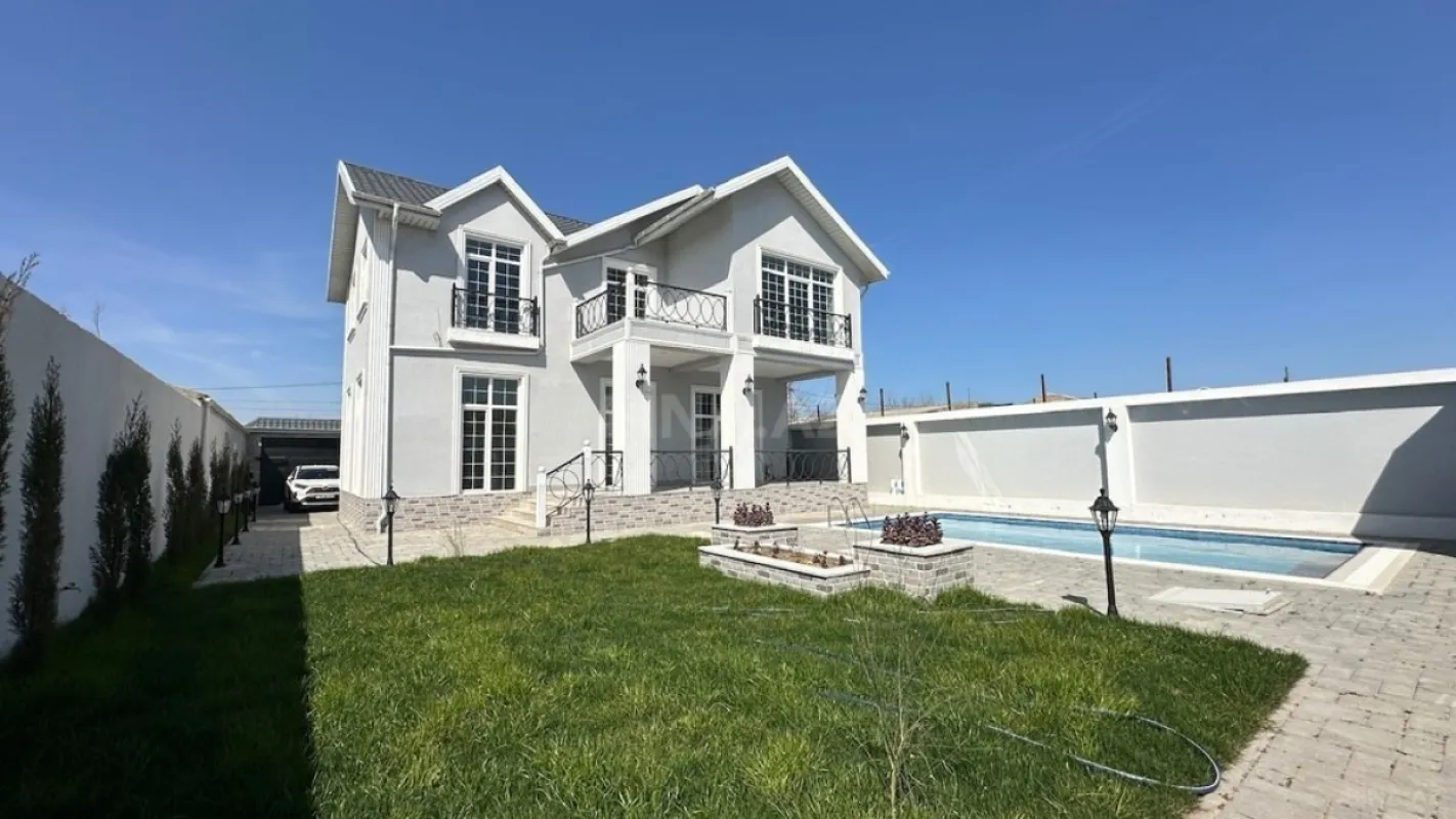 Satılır 5 otaqlı həyət evi 300 m²