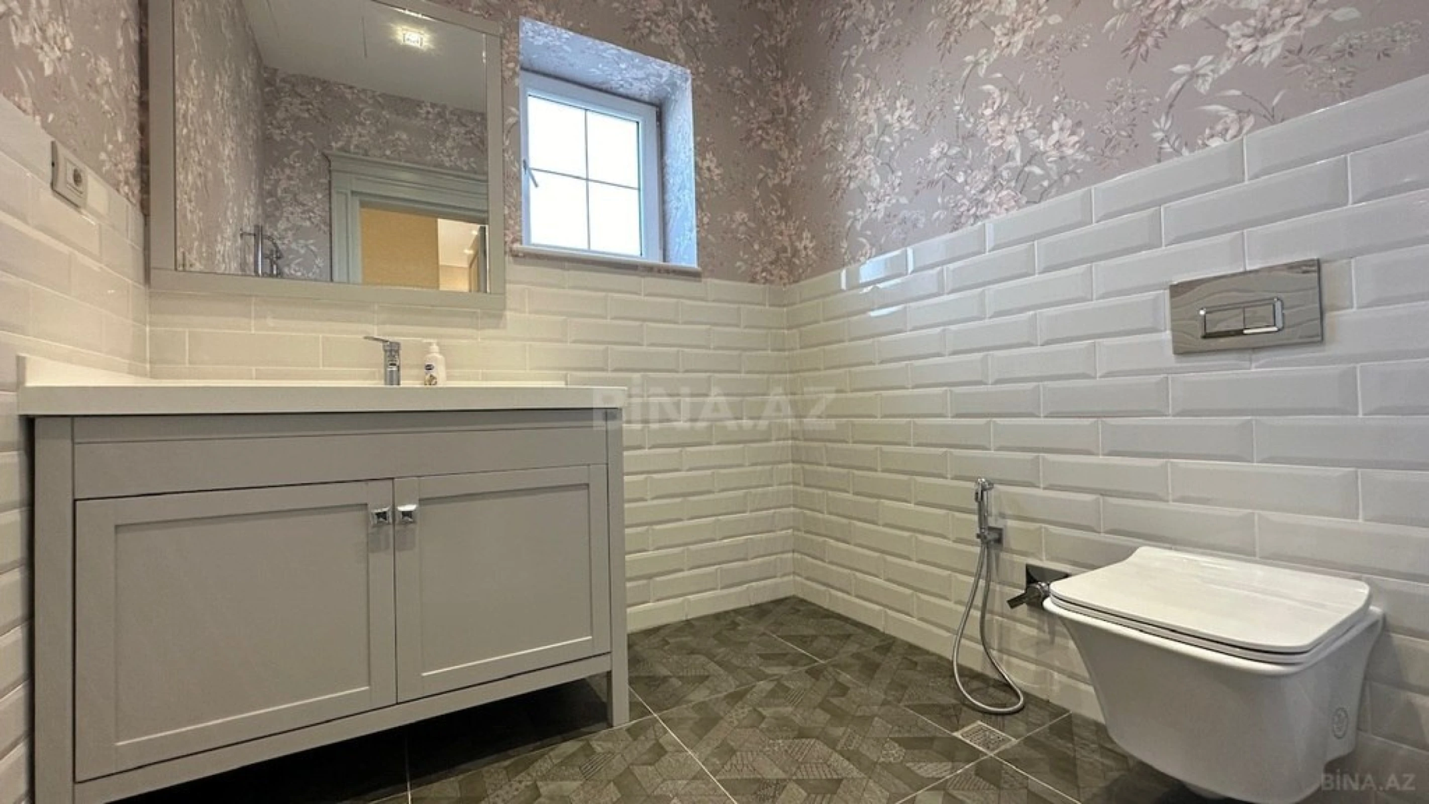 Satılır 5 otaqlı həyət evi 300 m²