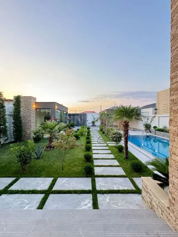 Satılır 6 otaqlı həyət evi 600 m²