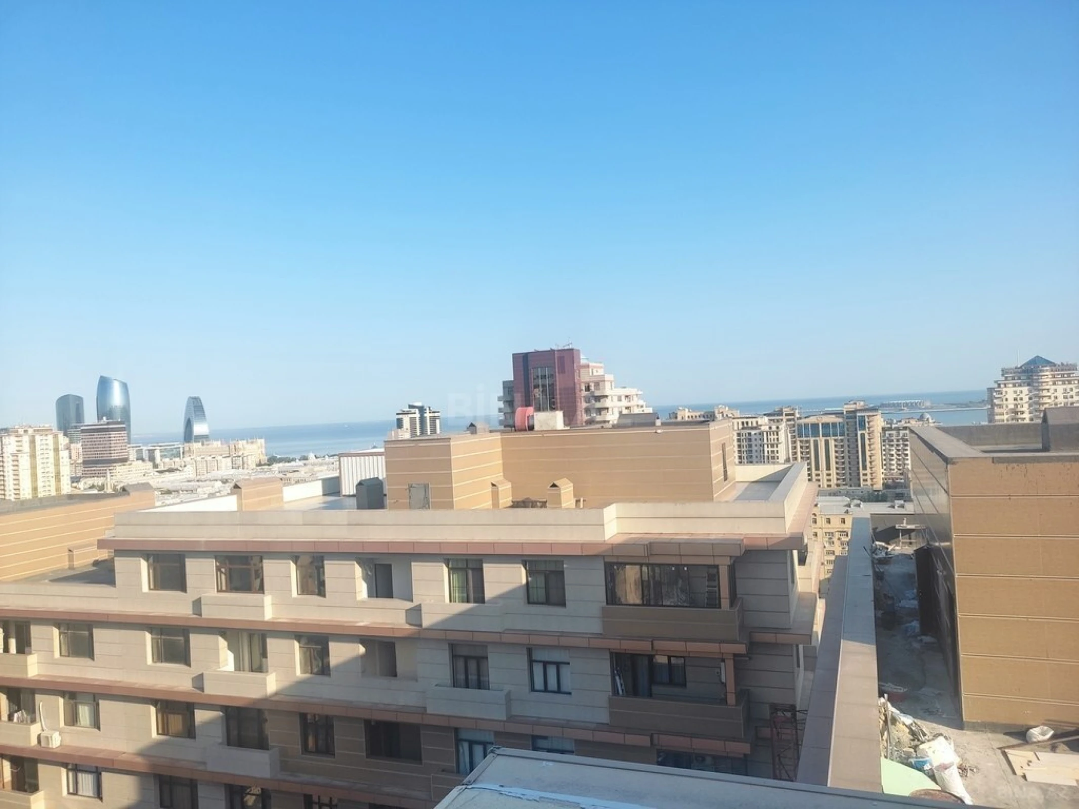 Satılır 4 otaqlı mənzil 312 m²