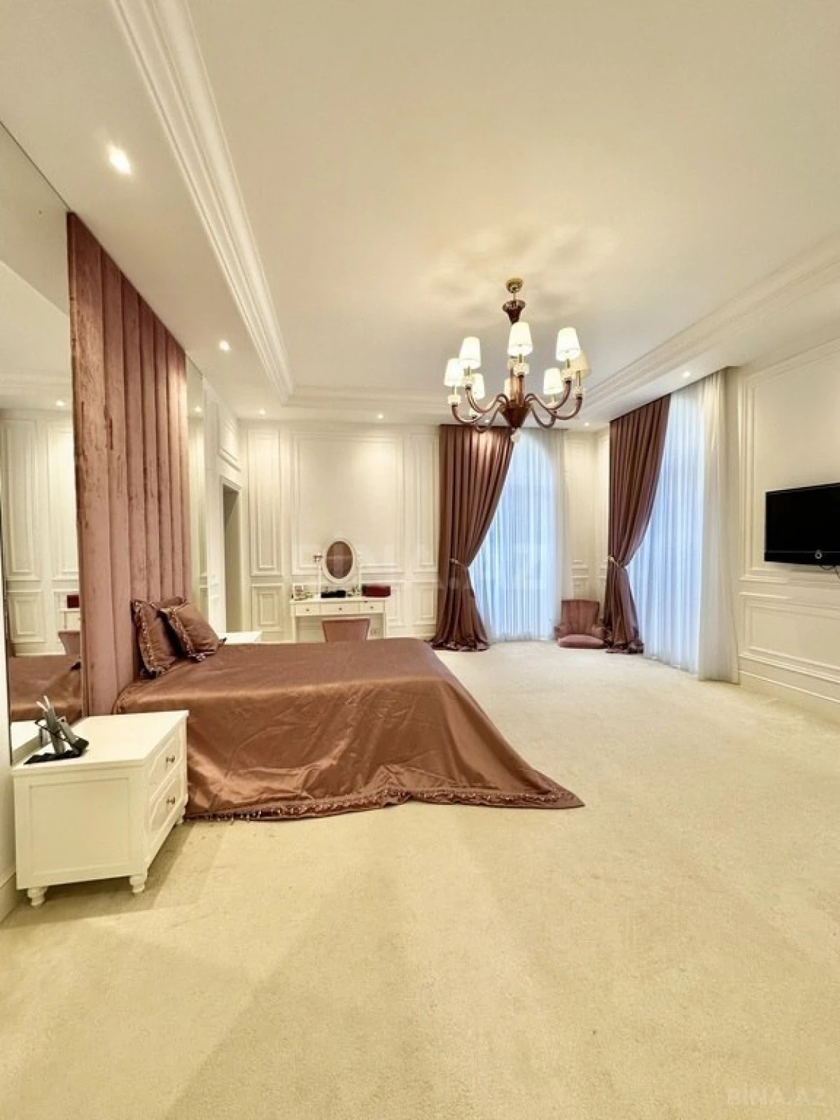 Satılır 7 otaqlı həyət evi 980 m²