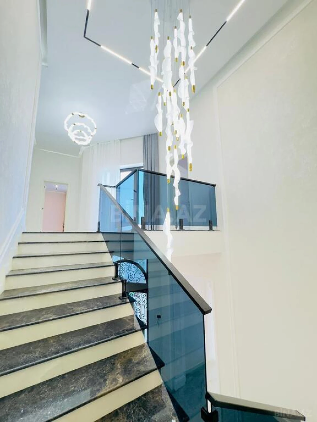 Satılır 6 otaqlı həyət evi 450 m²