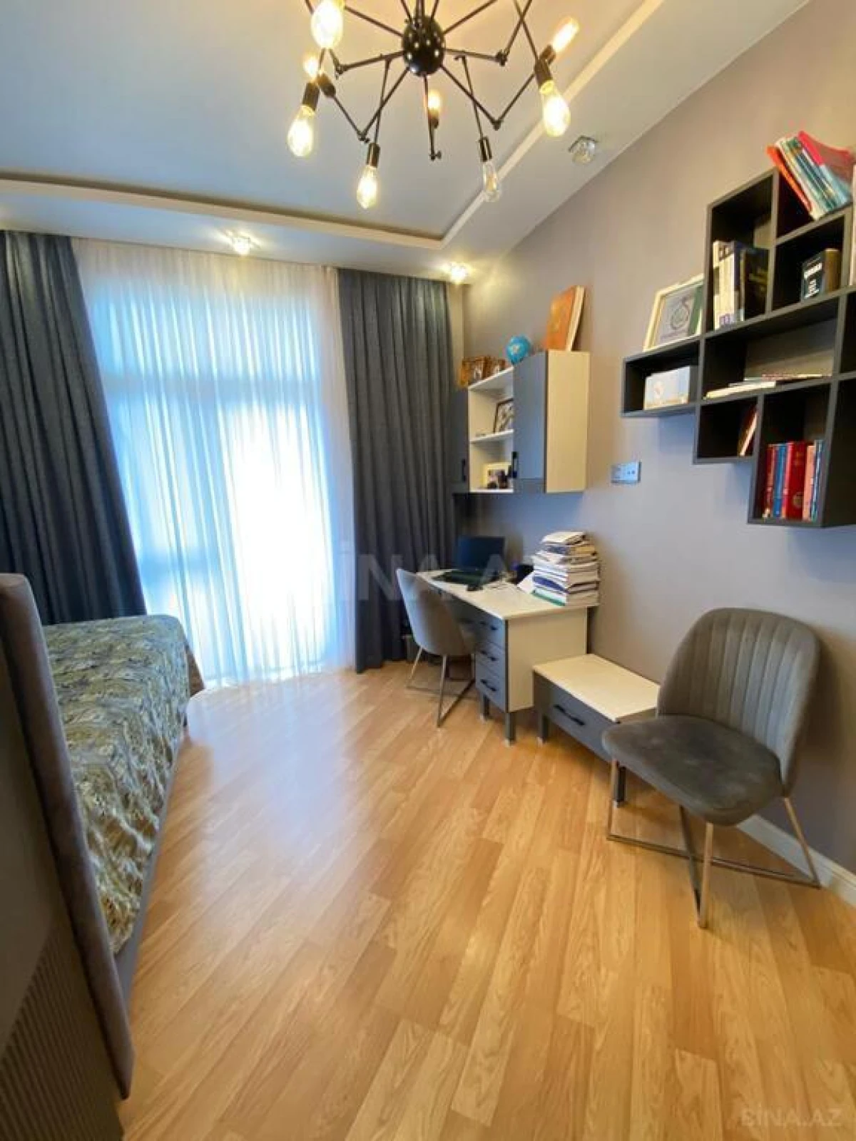 Satılır 4 otaqlı mənzil 183 m²