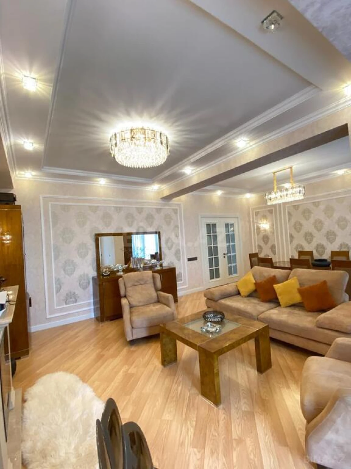 Satılır 4 otaqlı mənzil 183 m²