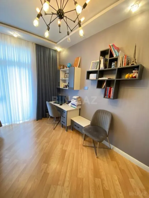 Satılır 4 otaqlı mənzil 183 m²