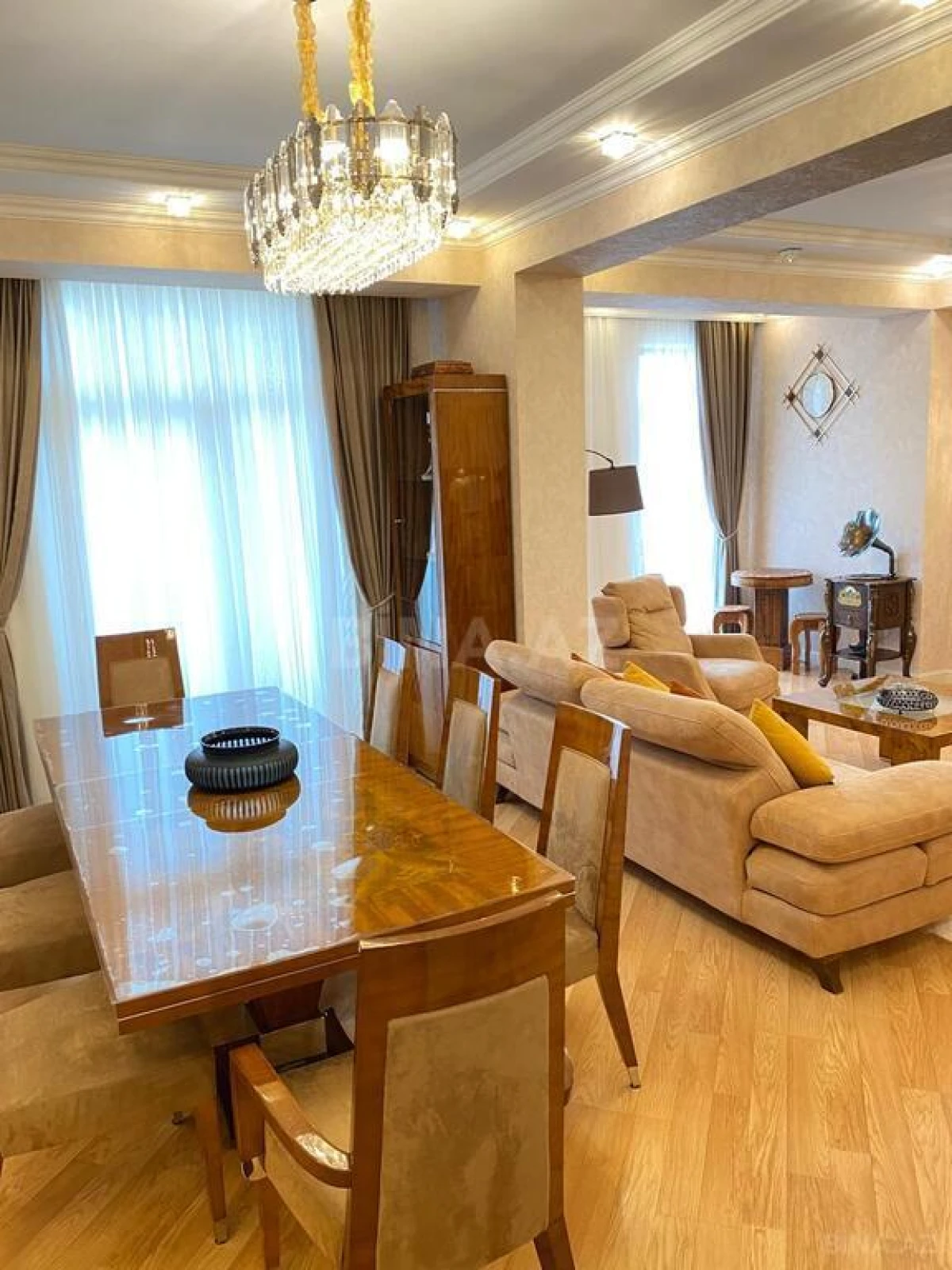 Satılır 4 otaqlı mənzil 183 m²
