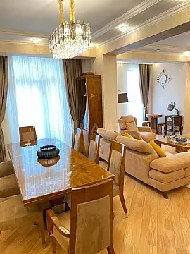 Satılır 4 otaqlı mənzil 183 m²