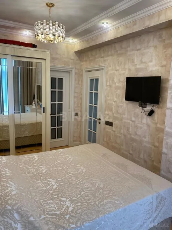 Satılır 4 otaqlı mənzil 183 m²
