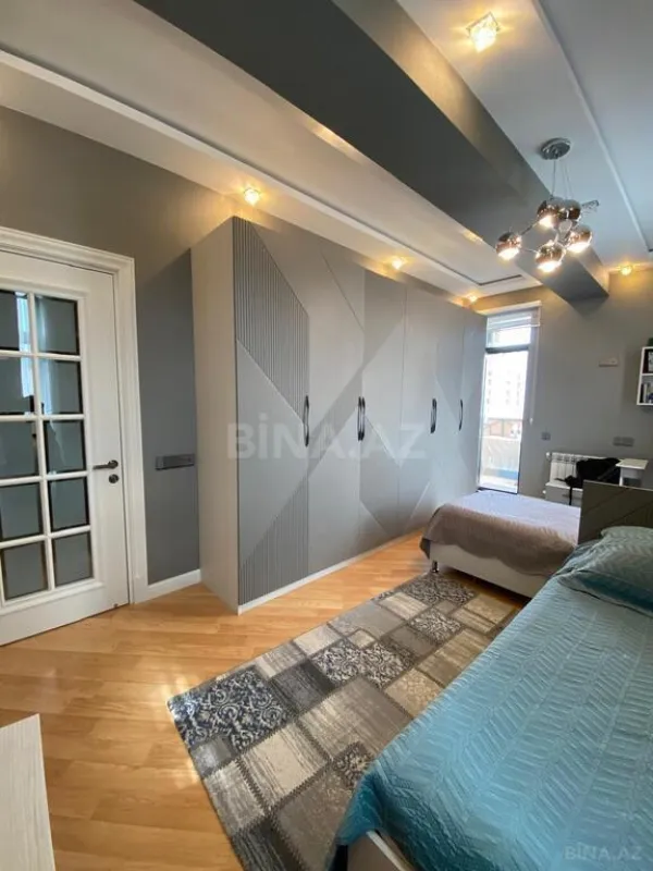 Satılır 4 otaqlı mənzil 183 m²