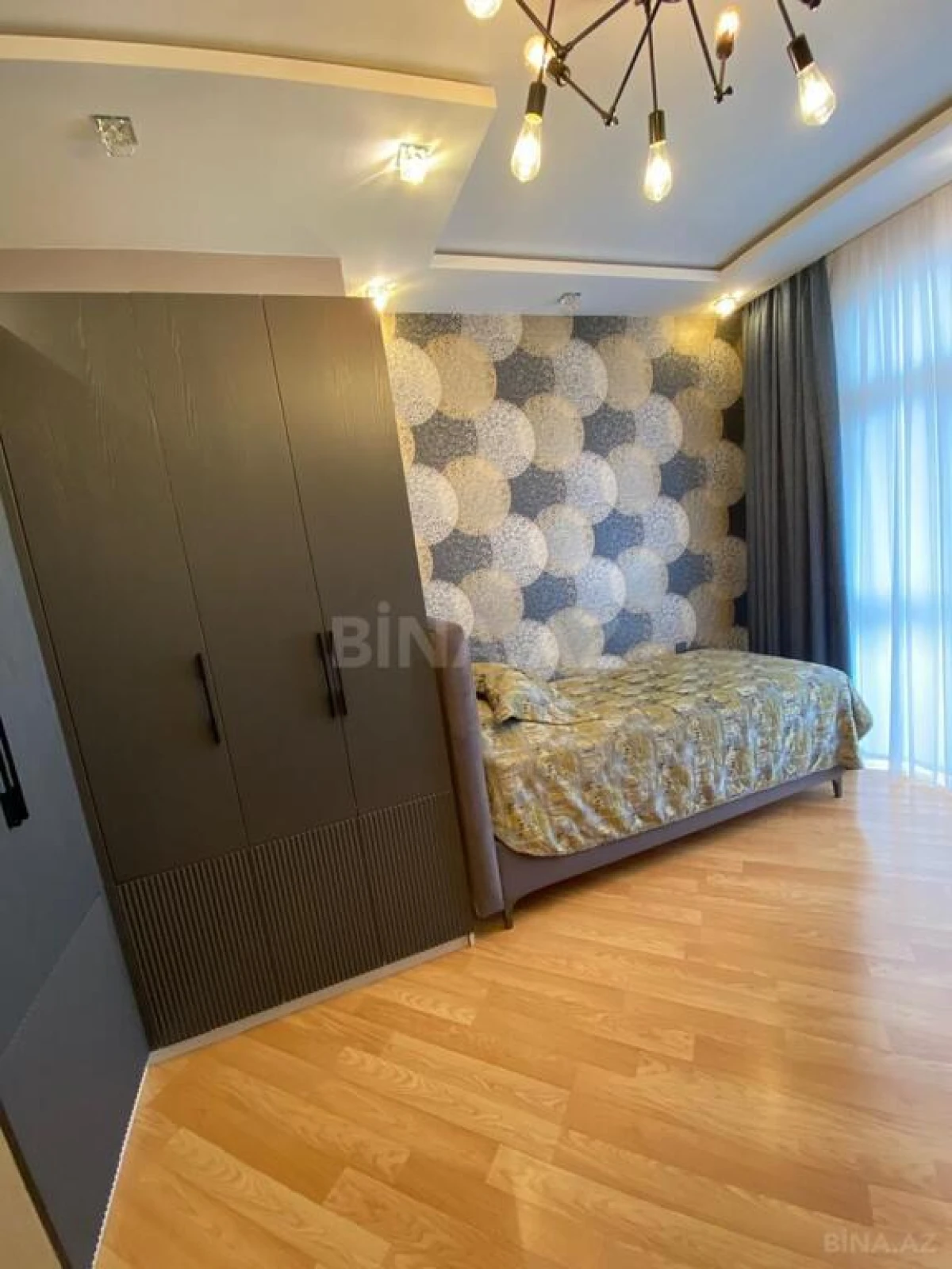 Satılır 4 otaqlı mənzil 183 m²