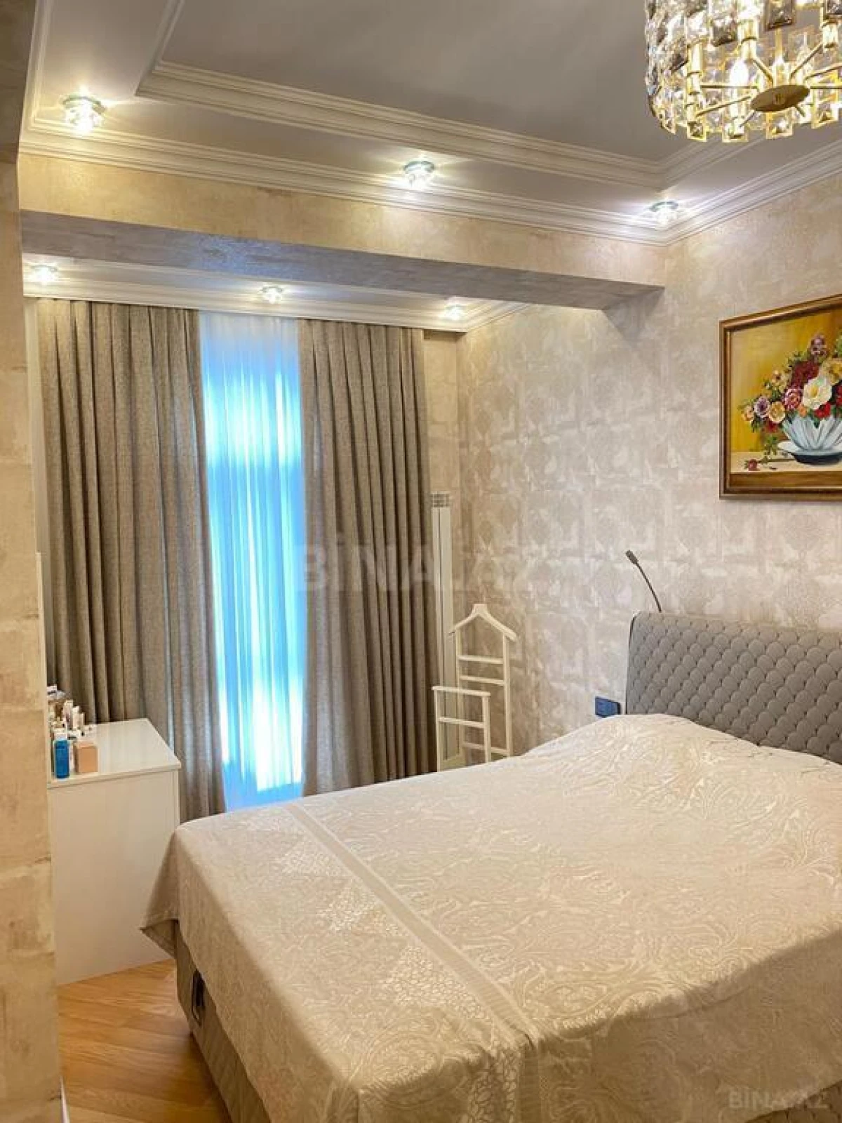 Satılır 4 otaqlı mənzil 183 m²