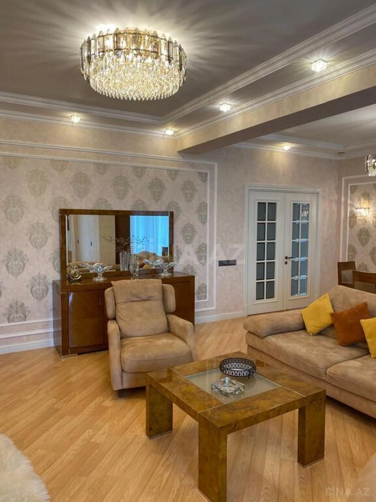 Satılır 4 otaqlı mənzil 183 m²