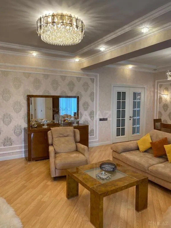 Satılır 4 otaqlı mənzil 183 m²