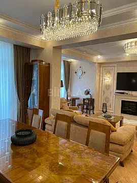Satılır 4 otaqlı mənzil 183 m²