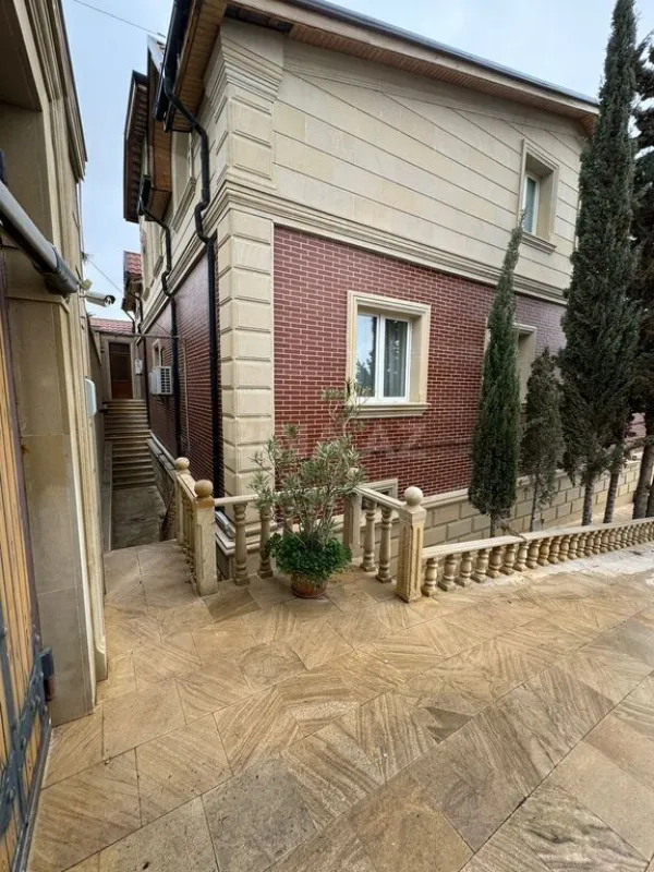 Satılır 5 otaqlı həyət evi 240 m²