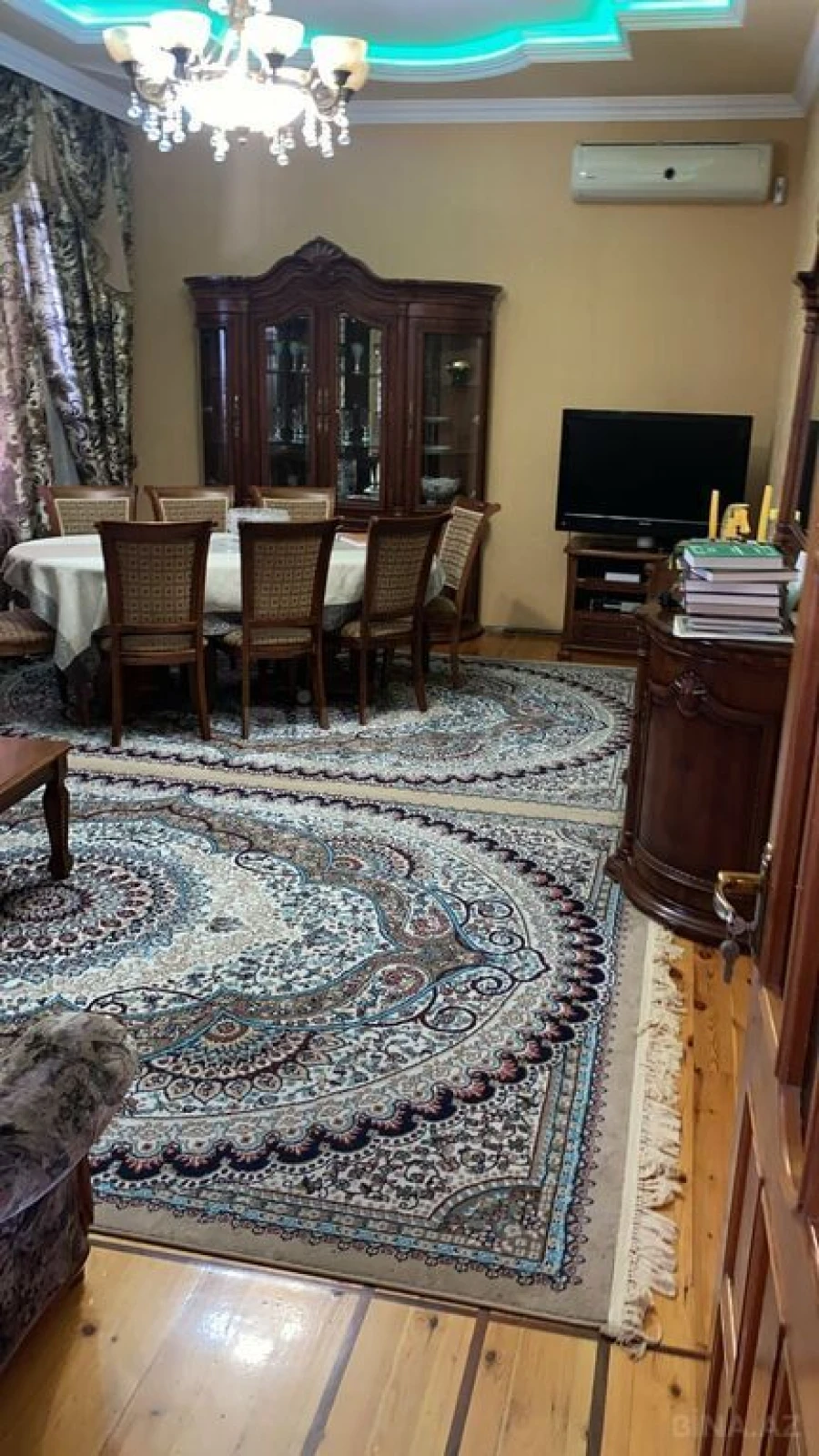 Satılır 5 otaqlı həyət evi 240 m²