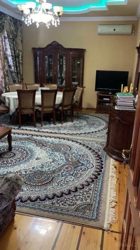 Satılır 5 otaqlı həyət evi 240 m²