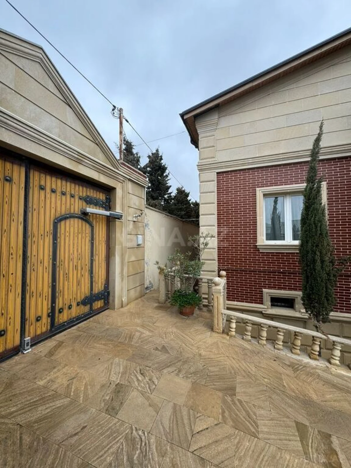 Satılır 5 otaqlı həyət evi 240 m²