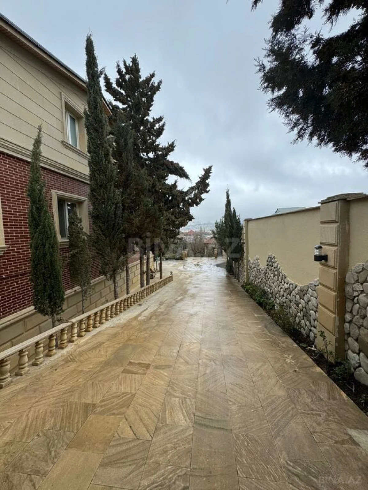 Satılır 5 otaqlı həyət evi 240 m²